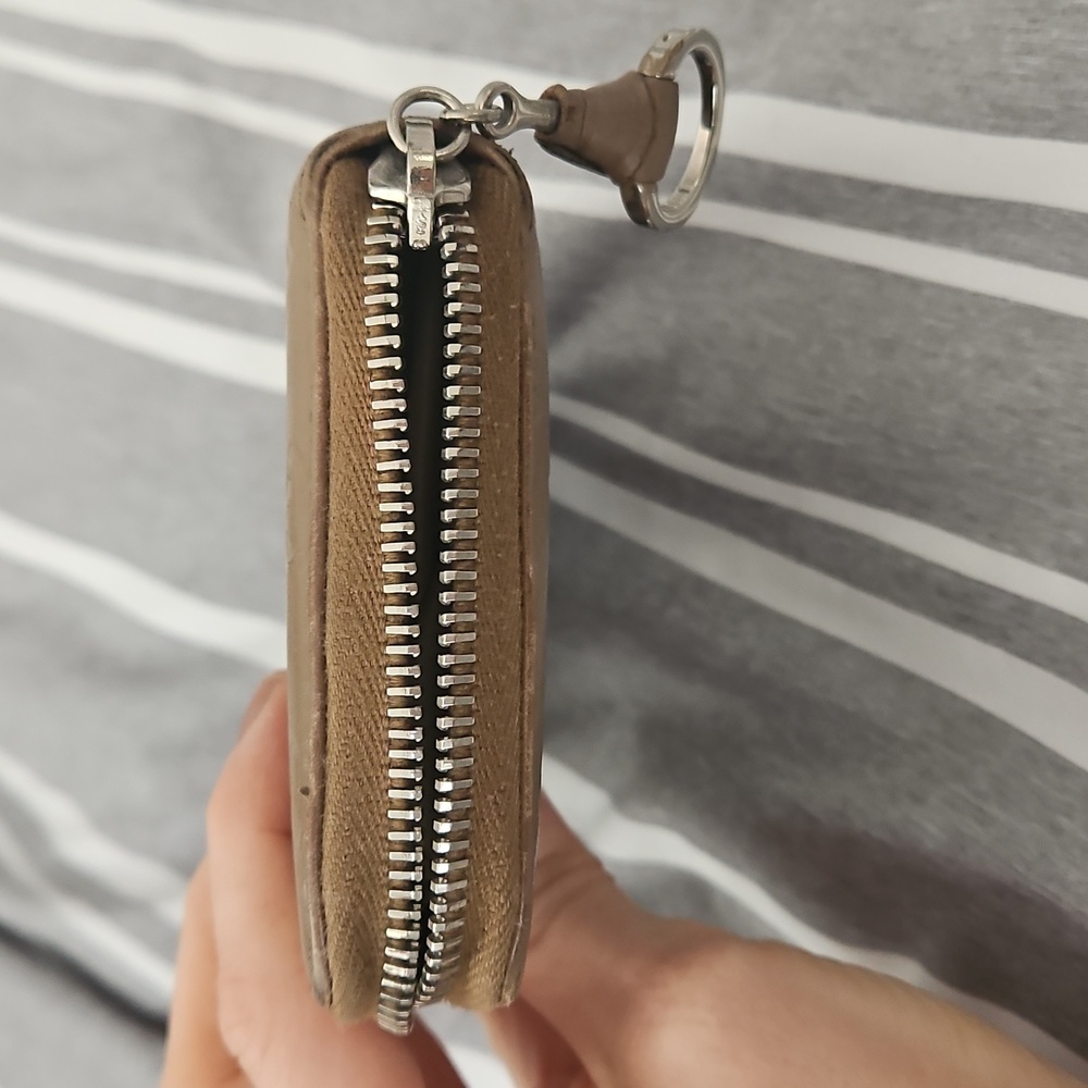 Gucci Embossed Beige Zip-Around Wallet - Picture 10 of 11